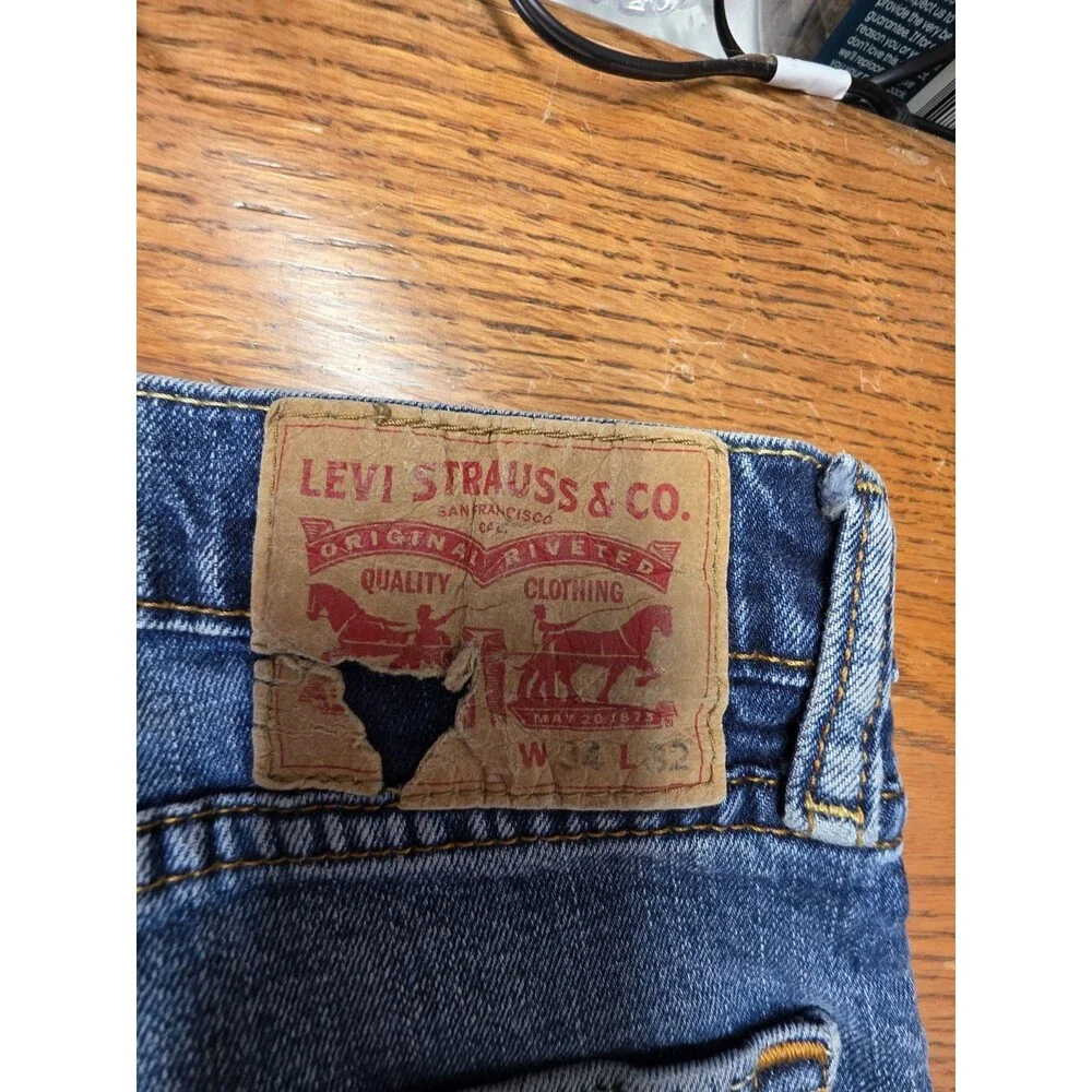 Levi's Men's Size 34 X 32 Medium Blue Denim Jeans Straight Leg